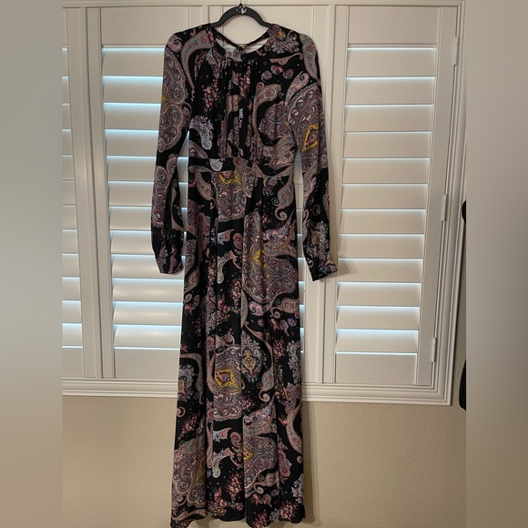 Elegant Paisley Maxi Dress - Picture 2 of 8